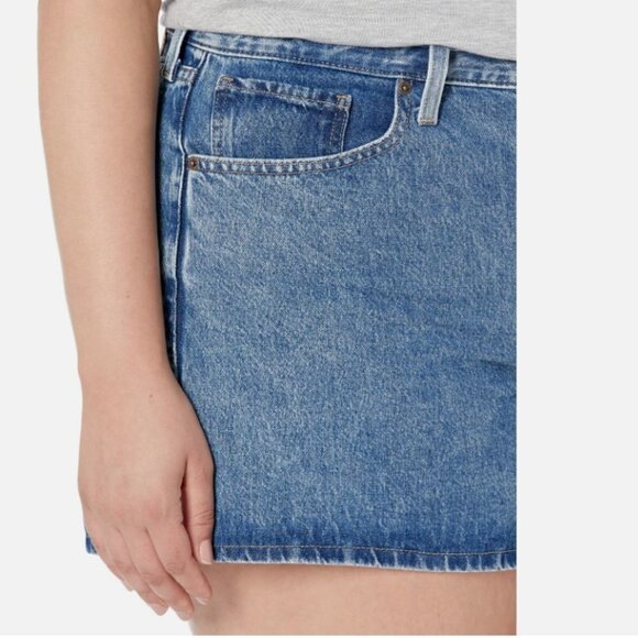 NWT Levi's Women's High Waisted Mom Shorts, Amazing-Medium Indigo - Picture 4 of 4
